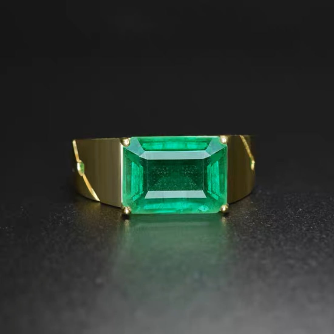 14K GOLD 4.58 CTW VIVID GREEN NATURAL EMERALD & TSAVORITE RING: Title:14K GOLD 4.58 CTW VIVID GREEN NATURAL EMERALD & TSAVORITE RINGDescription:Ref:230528423Gold Content:14K GoldRing Size:7.25USMain Gemstone:EmeraldNumber of stones:1Shape:OctagonalCarat