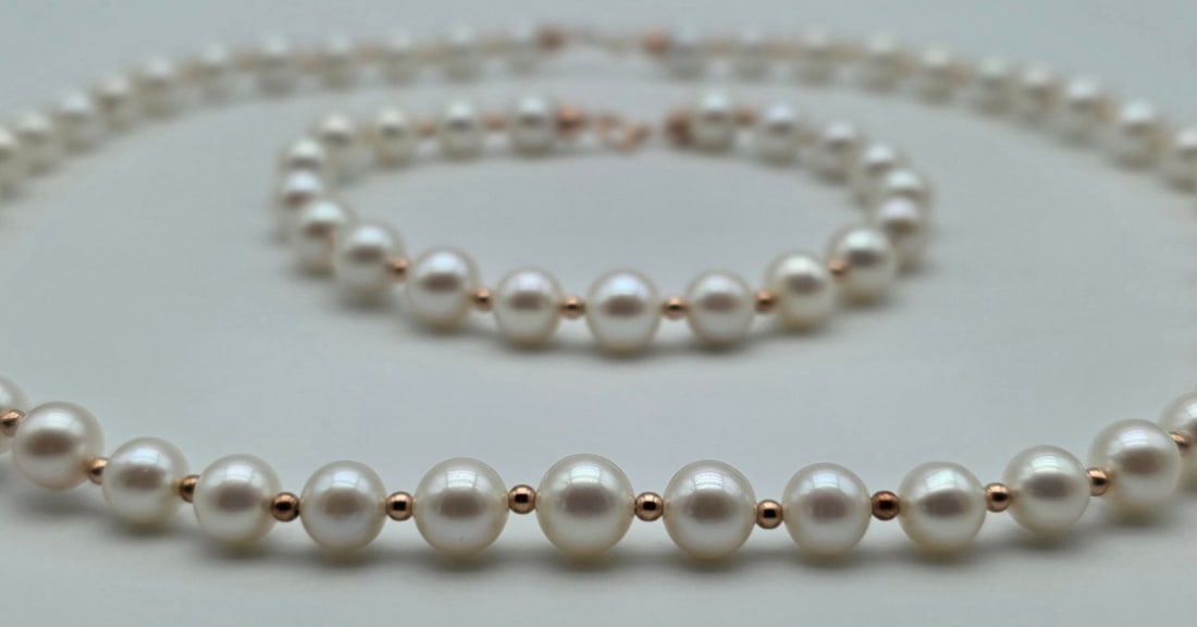 Set consisting of: Akoya pearl necklace with 18kt rose gold beads 18kt rose gold clasp: Title:Set consisting of: Akoya pearl necklace with 18kt rose gold beads 18kt rose gold clasp Description:Set consisting of: Akoya pearl necklace with 18kt rose gold beads 18kt rose gold clasp The pear