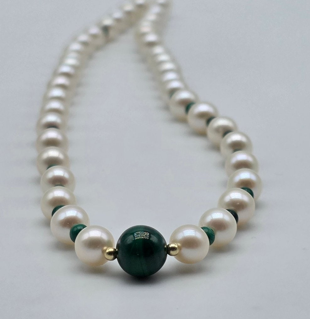 Akoya pearl necklace with malachite and 18kt (750) yellow gold clasp Central 7.8 mm malachite sphere: Title:Akoya pearl necklace with malachite and 18kt (750) yellow gold clasp Central 7.8 mm malachite sphere and two 18kt (750) yellow gold spheres Description:Akoya pearl necklace with malachite and 18