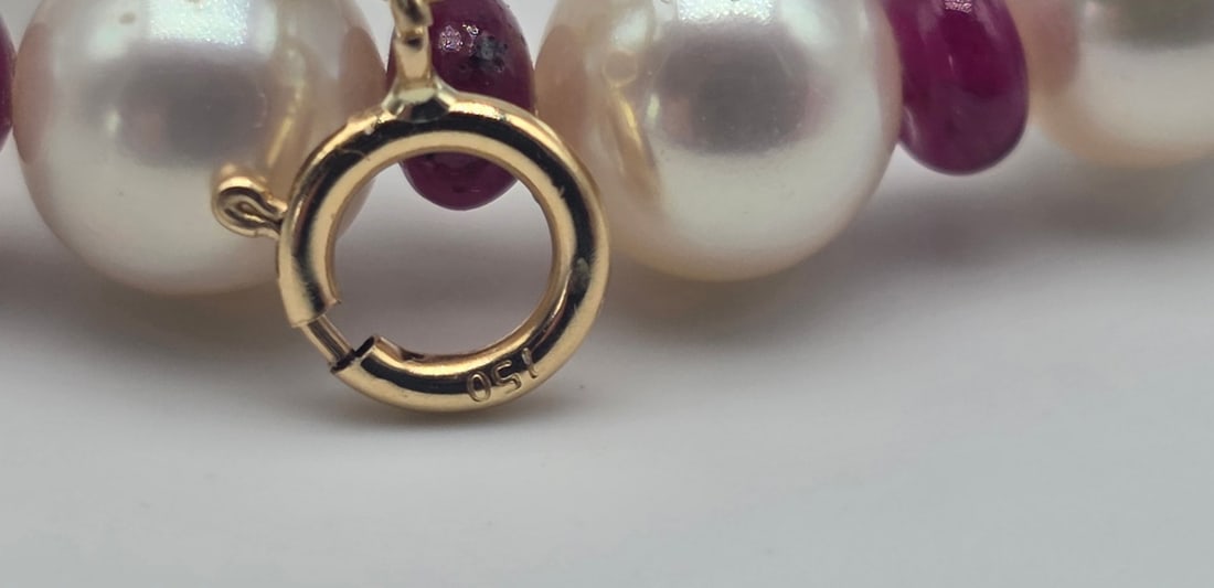 Akoya pearl necklace with emeralds and rubies, with an 18kt (750) yellow gold clasp and a central - 2