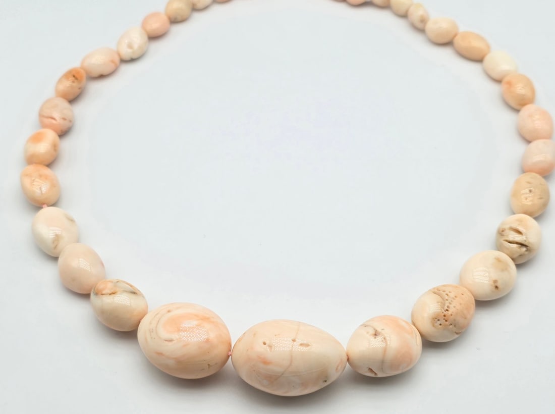 Momo coral necklace, 8 to 18 mm, with 18 kt (750) yellow gold clasp: Title:Momo coral necklace, 8 to 18 mm, with 18 kt (750) yellow gold claspDescription:Momo coral necklace, 8 to 18 mm, with 18 kt (750) yellow gold clasp The coral is characterized by a delicate hue