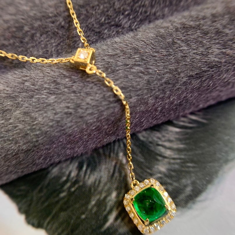 14K GOLD 1 CT VIVID GREEN NATURAL EMERALD & DIAMOND NECKLACE: Title:14K GOLD 1 CT VIVID GREEN NATURAL EMERALD & DIAMOND NECKLACEDescription:Ref:230528405Gold Content:14K GoldMain Gemstone:EmeraldNumber of stones:1Shape:Suger-LoafCarat Weight:1ct Color:Vivid