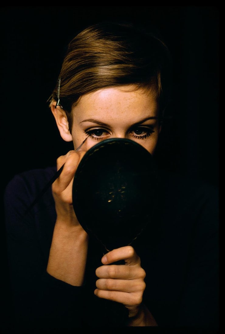 Twiggy – at David Steen’s Home, Surrey, 1967 Limited Estate Print: 1967 (printed later) - 2