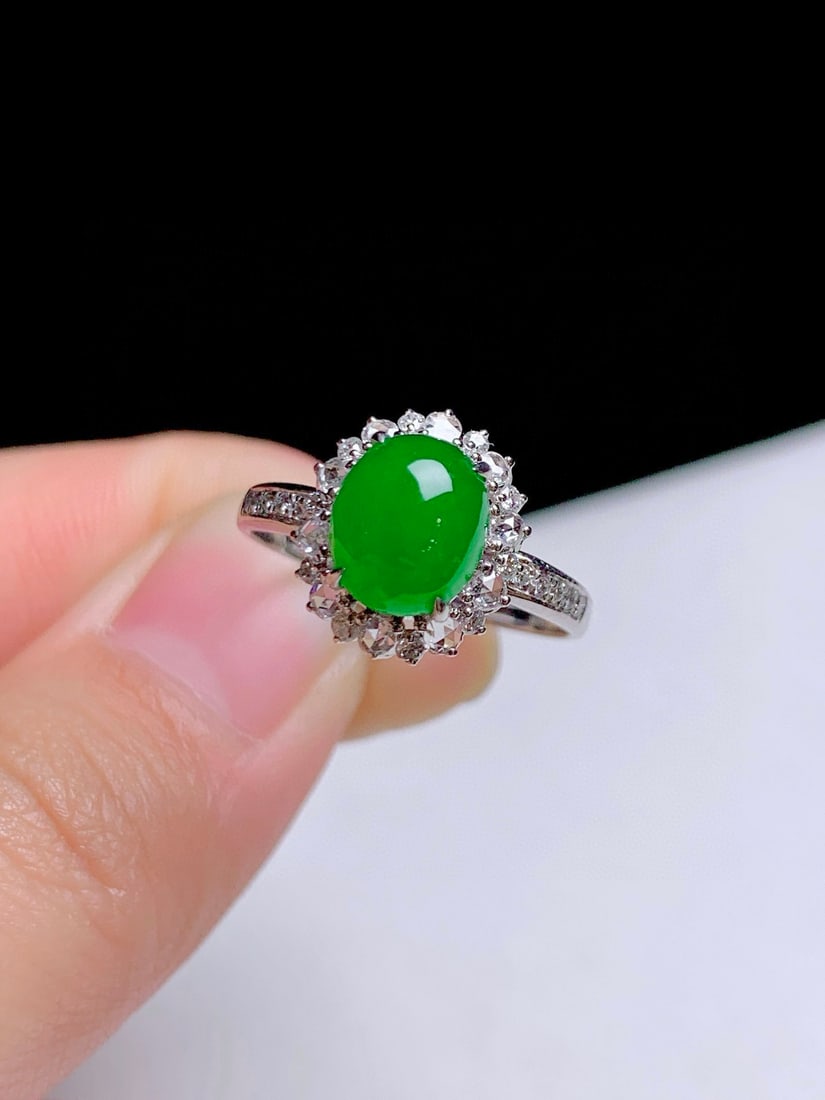 18k gold diamond-set ice yang green egg-faced jade ring - 3