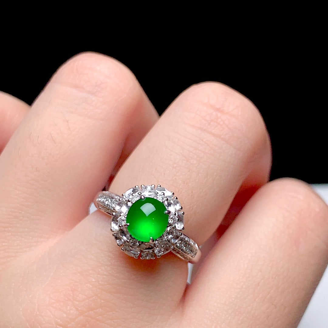18K gold diamond-set natural jade ring: Title: 18K gold diamond-set natural jade ring Description: This ring showcases a stunning natural jadeite with a captivating icy apple green luster, ingeniously set in 18K gold. Meticulously crafted,
