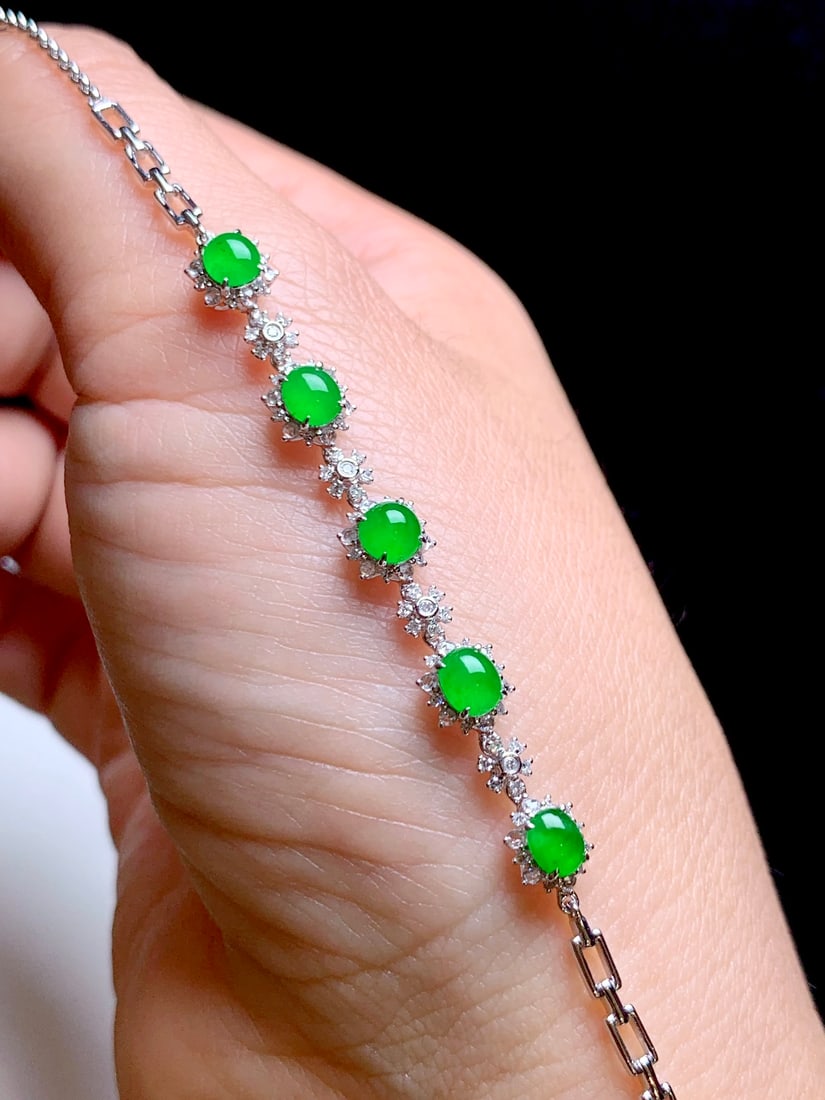 18K gold diamond-encrusted natural jade bracelet: Title: 18K gold diamond-encrusted natural jade bracelet Description: This bracelet showcases the captivating beauty of natural jade, with its exquisite icy green hue capturing the light with every