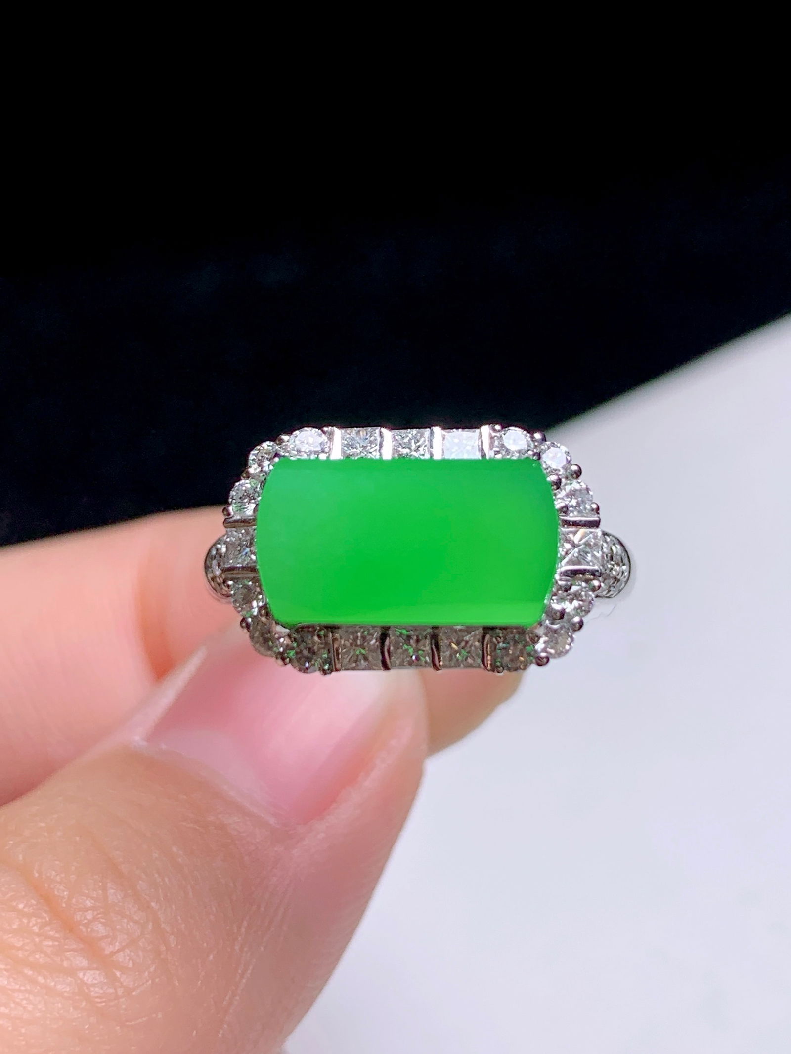 18K gold diamond-encrusted natural jade saddle ring: Title: 18K gold diamond-encrusted natural jade saddle ring Description: This exquisite ring showcases a captivating ice yang green hue, resembling a tranquil water body captured through exquisite