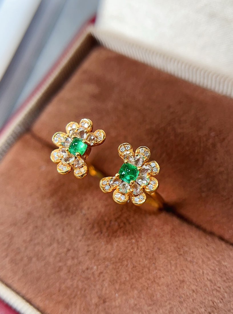 18K gold emerald ring: Title: 18K gold emerald ring Description: This ring features a bright natural emerald as its centerpiece, with a dazzling luster that is eye-catching. The exquisite craftsmanship showcases the beauty