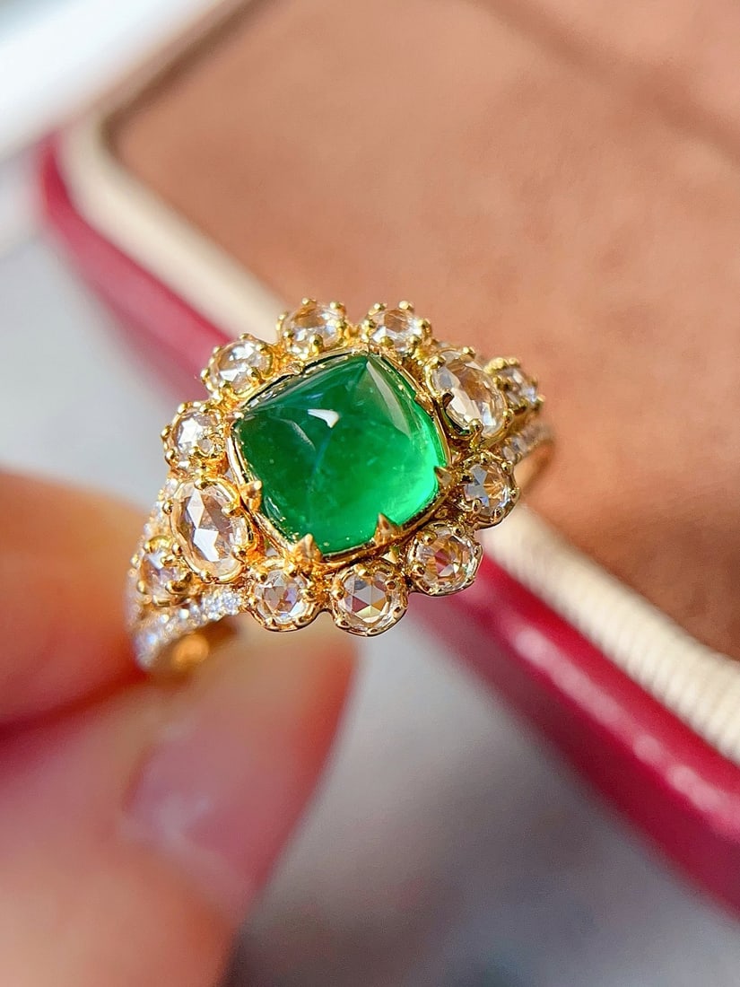 18K gold emerald ring: Title: 18K gold emerald ring Description: This ring showcases a captivating emerald, renowned for its vibrant green color and lively fluorescence. The luxurious design is set in 18K gold, enhancing