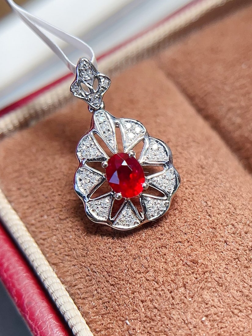 18K gold ruby pendant: Title: 18K gold ruby pendant Description: This pendant showcases the charming allure of rubies, with exquisite craftsmanship that highlights the natural beauty of the gemstone, ensuring it becomes