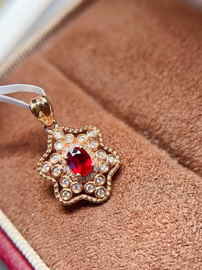 18K gold ruby pendant: Title: 18K gold ruby pendant Description: This pendant is made of 18K gold, showcasing the color of natural rubies, shining like stars in the sky. The vintage design exudes timeless elegance, with 16