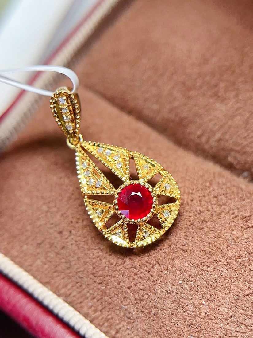 18K gold natural ruby pendant: Title: 18K gold natural ruby pendant Description: This pendant is captivating with its vintage charm and enchanting pigeon blood red hue. It is meticulously crafted from luxurious 18K gold, featuring