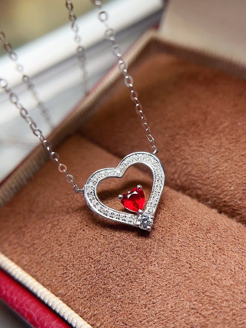 18K Gold Natural Ruby Necklace: Title: 18K Gold Natural Ruby Necklace Description: This exquisite necklace features a heart-shaped natural ruby that emits a warm and passionate glow. The exquisite craftsmanship highlights the gem's