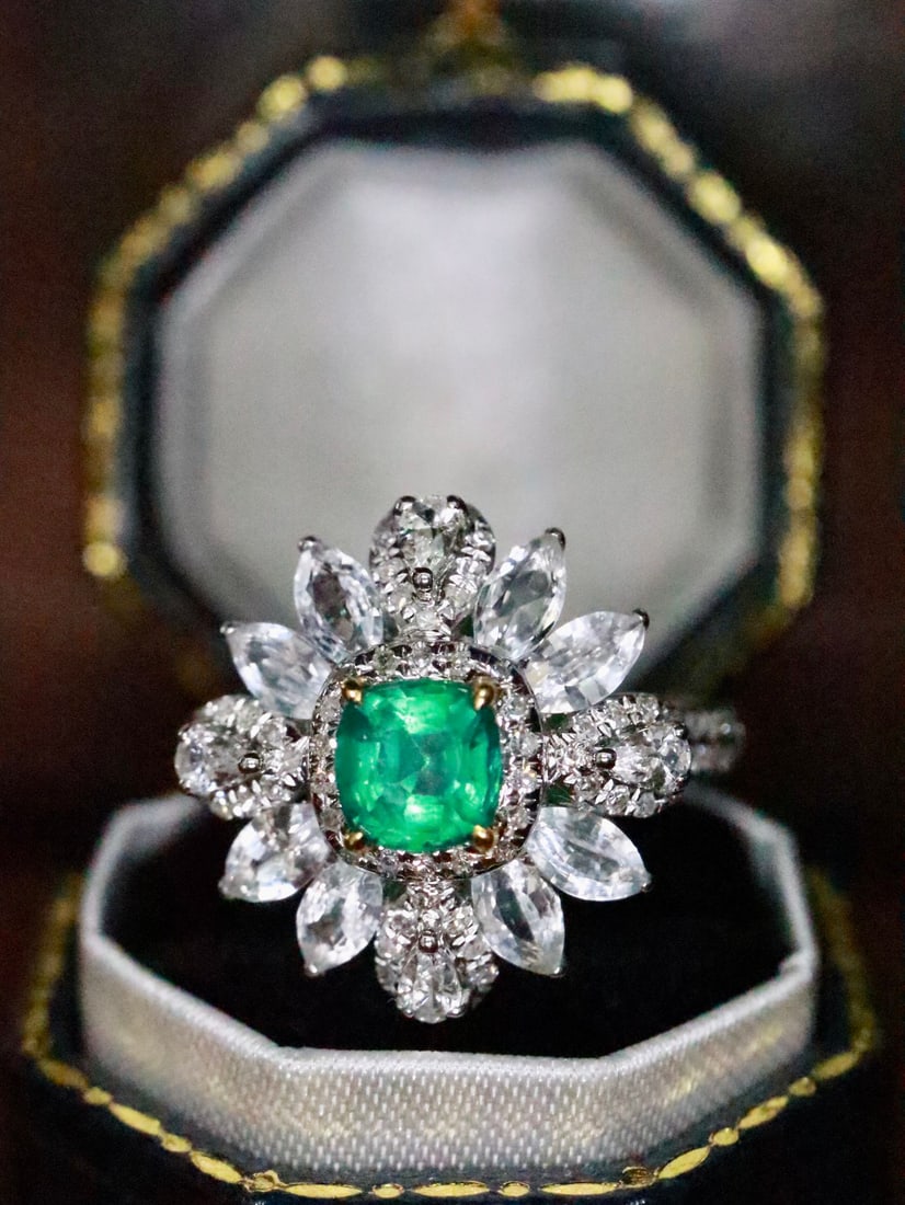 18K gold natural emerald ring: Title: 18K gold natural emerald ring Description: This 18K gold ring exudes a vintage and elegant charm, perfectly capturing the classic sense of elegance. The rich green color of the natural emerald