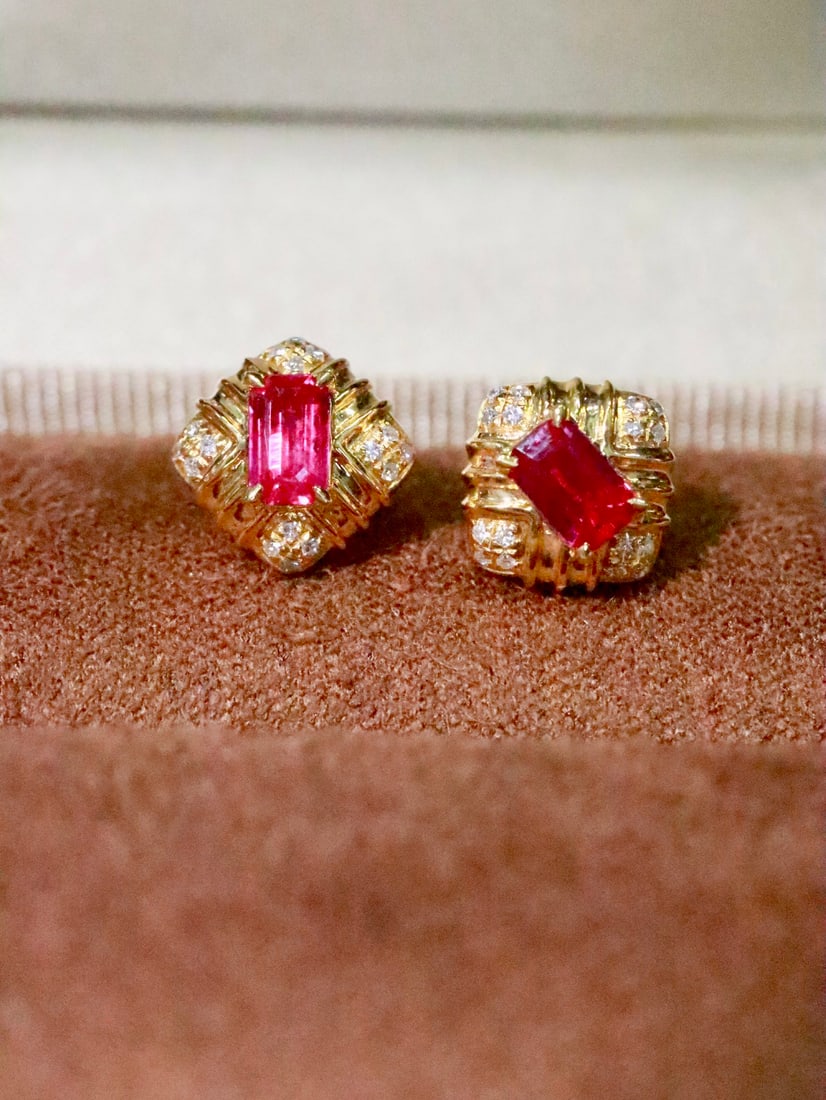 18K natural ruby earrings: Title: 18K natural ruby earrings Description: These earrings are made with natural rubies, emitting a warm pink hue reminiscent of roses, complemented by delicate 18K gold setting, creating a light