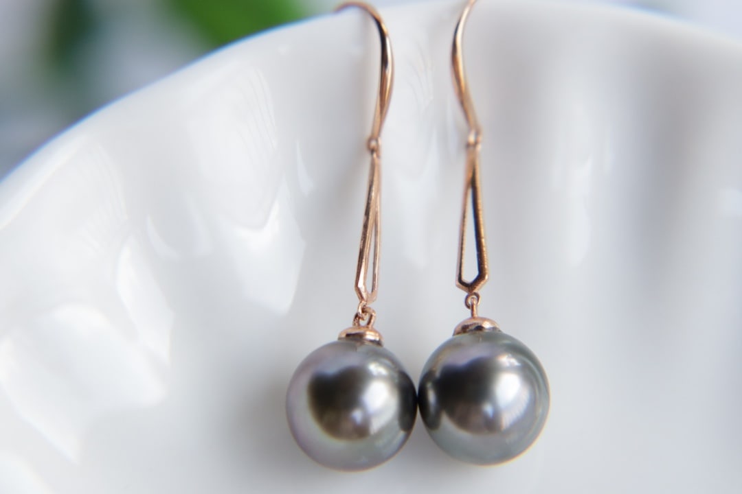 18K Gold Natural Tahitian Sea Pearl Earrings: Title: 18K Gold Natural Tahitian Sea Pearl Earrings Description: These earrings feature natural Tahitian saltwater pearls with a diameter of 9.5 millimeters, showcasing perfect roundness and intense