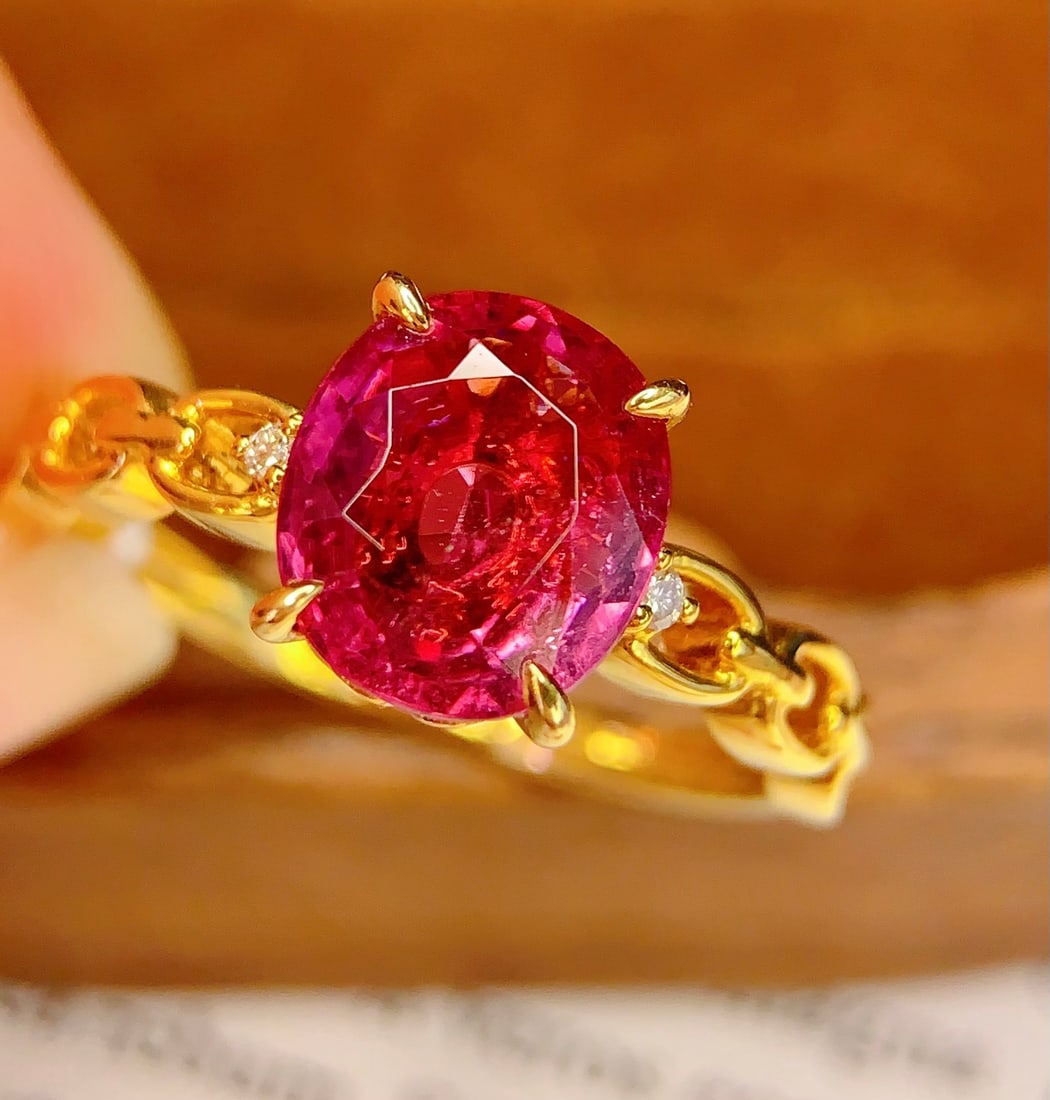 18K natural aquamarine ring: Title: 18K natural aquamarine ring Description: This ring showcases the enchanting charm of natural aquamarine, set in luxurious 18K gold. The rich hues of the gemstone attract attention with every