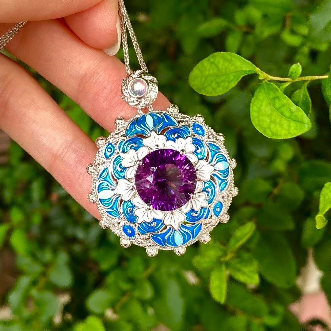 925 silver natural amethyst pendant: Title: 925 silver natural amethyst pendant Description: This pendant showcases a captivating natural amethyst, emitting a royal purple glow that is both enchanting and timeless. The 15mm gemstone is