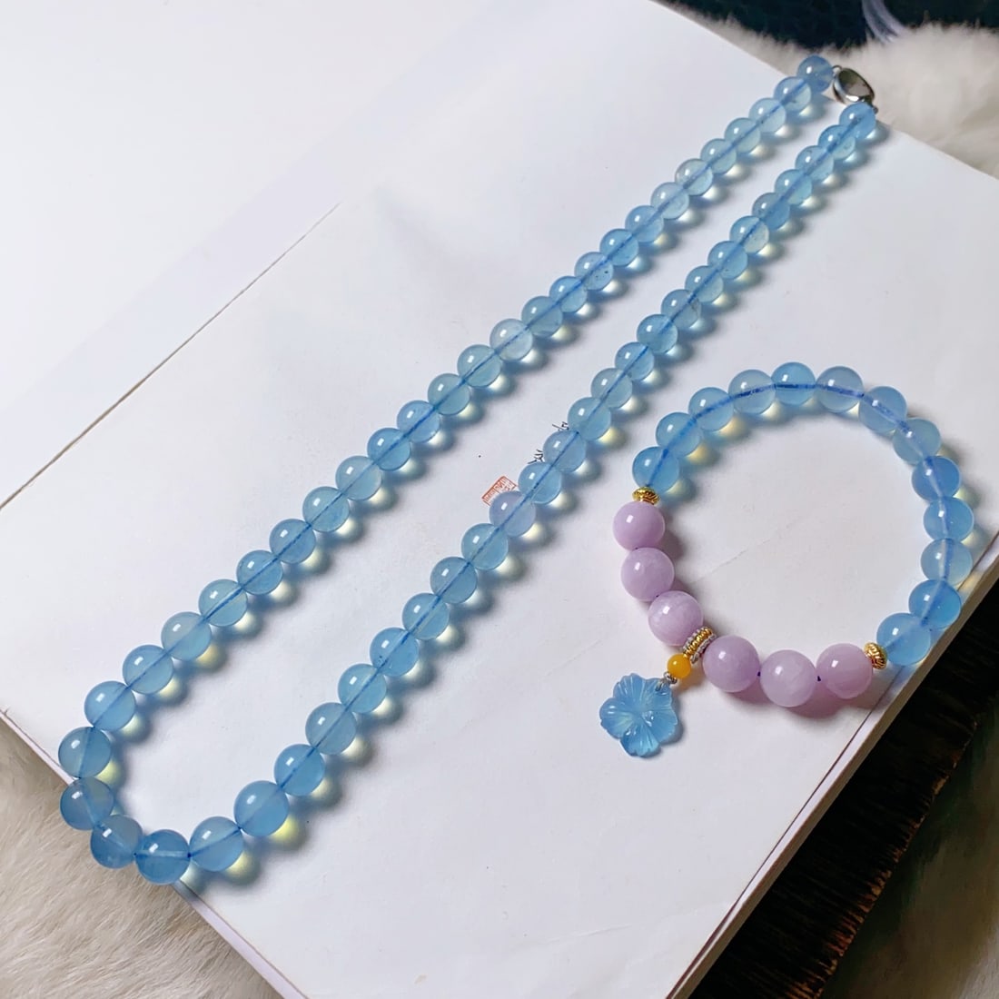 Natural aquamarine necklace and bracelet set: Title: Natural aquamarine necklace and bracelet set Description: This necklace set showcases the stunning beauty of natural aquamarine. The vibrant blue color and excellent crystal clarity of
