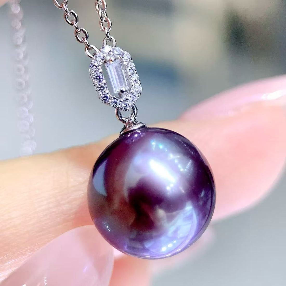 18K white gold purple pearl pendant: Title: 18K white gold purple pearl pendant Description: This pendant features a 12-13mm purple pearl, known for its brilliant color and virtually flawless surface. The pearl's luster complements the d