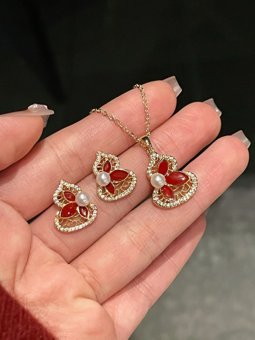 Natural freshwater pearl set: Title: Natural freshwater pearl set Description: This elegant set features a unique gourd-shaped design with delicate red enamel hollow-out craftsmanship, and the edges are adorned with sparkling