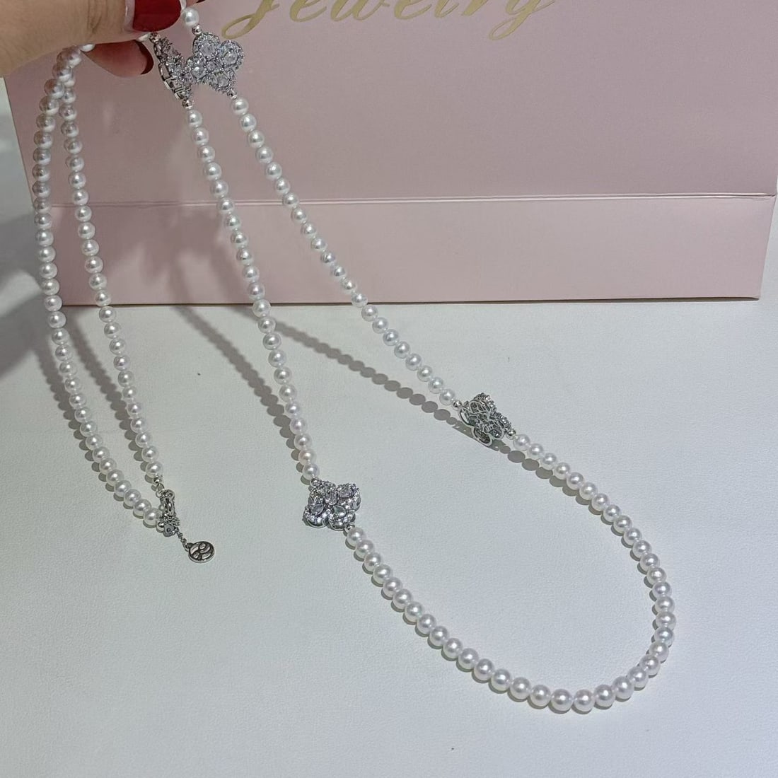 Freshwater pearl sweater chain necklace: Title: Freshwater pearl sweater chain necklace Description: Freshwater pearl sweater chain, pearl size 4-5mm, nearly round with minor flawsAccented with a gold four-leaf clover in the middleLooks