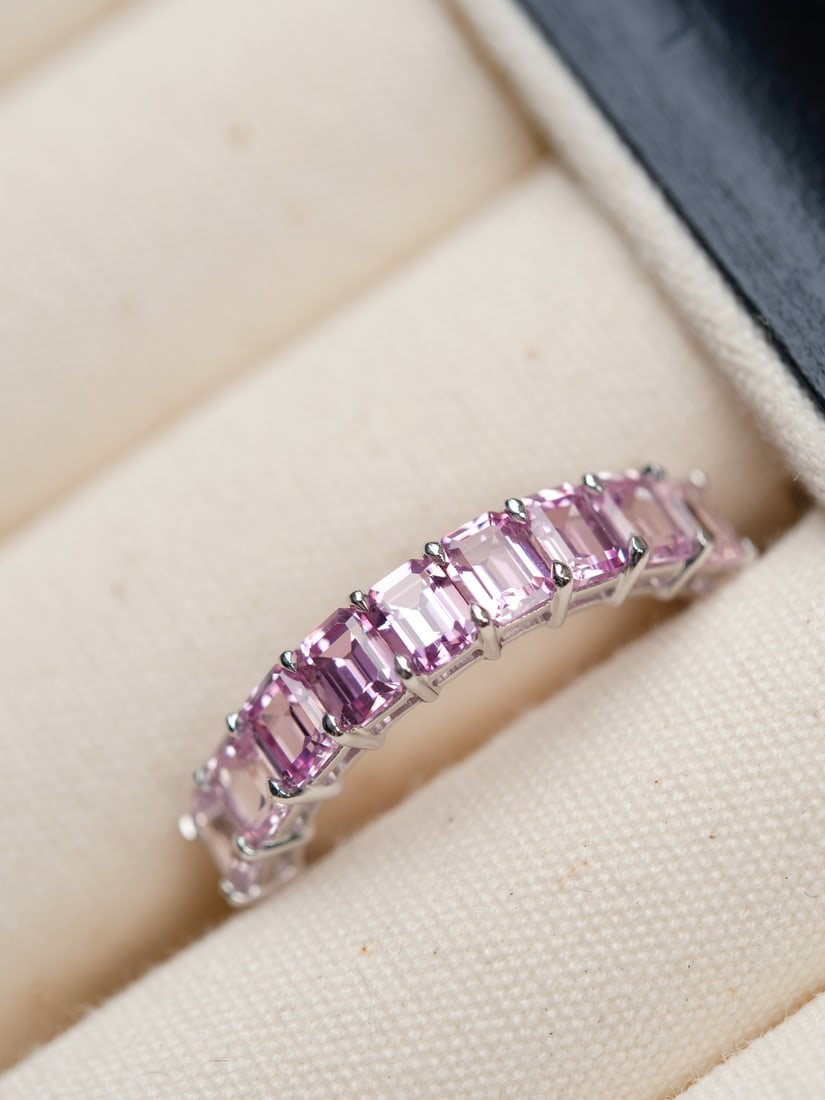 18K gold amethyst ring: Title: 18K gold amethyst ring Description: 18K gold amethyst and sapphire ring Reserve: $2,000.00 Shipping:Domestic: Shipping rates are determined by destinationInternational: Foreign shipping