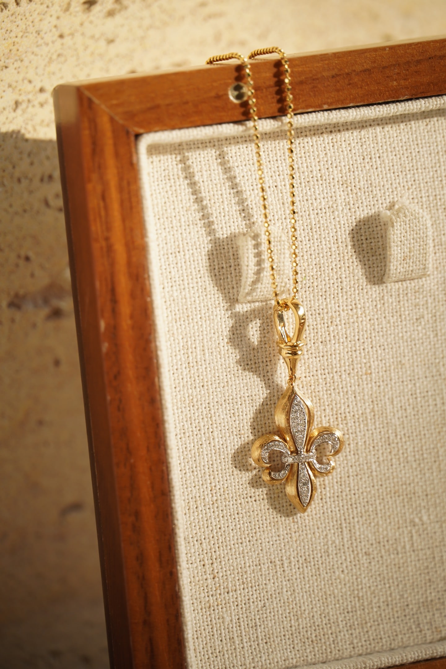 18K Gold Diamond Iris Flower Pendant: Title: 18K Gold Diamond Iris Flower Pendant Description: This pendant is a masterpiece by a master craftsman, featuring exquisite hand-carved design showcasing the brilliant sparkle of diamonds set in