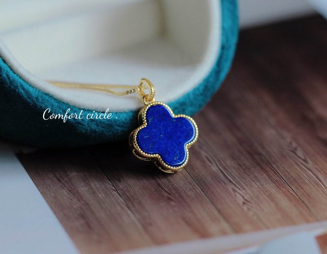 Natural turquoise four-leaf clover pendant: Title: Natural turquoise four-leaf clover pendant Description: This pendant is made of natural turquoise, designed in a charming four-leaf clover shape. The size of the raw stone is 14mm, and its