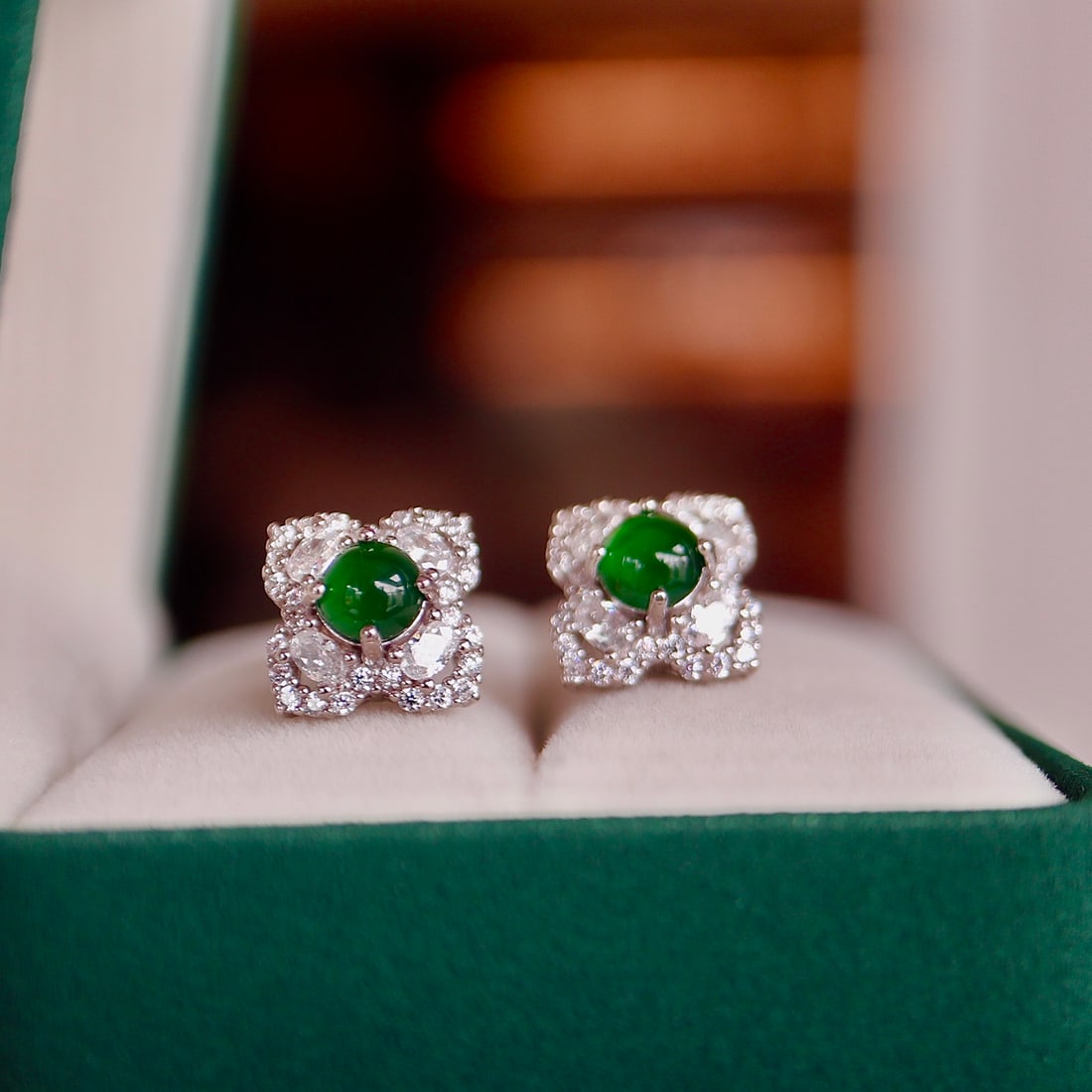 S925 silver natural jade four-leaf clover earrings: Title: S925 silver natural jade four-leaf clover earrings Description: These earrings feature a minimalist and elegant design concept, using S925 silver inlaid with natural jadeite in a four-leaf