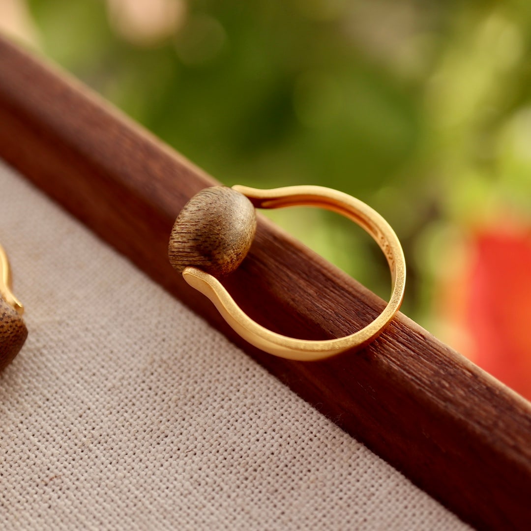 S925 Silver Agarwood Aloeswood Ring: Title: S925 Silver Agarwood Aloeswood Ring Description: This ring is set with a striking 8mm natural agarwood bead, meticulously crafted in S925 silver. Agarwood is renowned for its rich and sweet