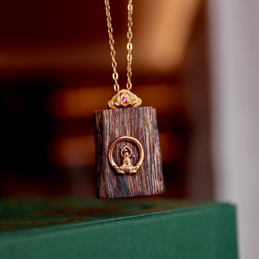 S925 silver natural agarwood pendant: Title: S925 silver natural agarwood pendant Description: This S925 silver pendant showcases the exquisite natural sinking fragrance of agarwood, renowned for its rich and complex aroma that evolves