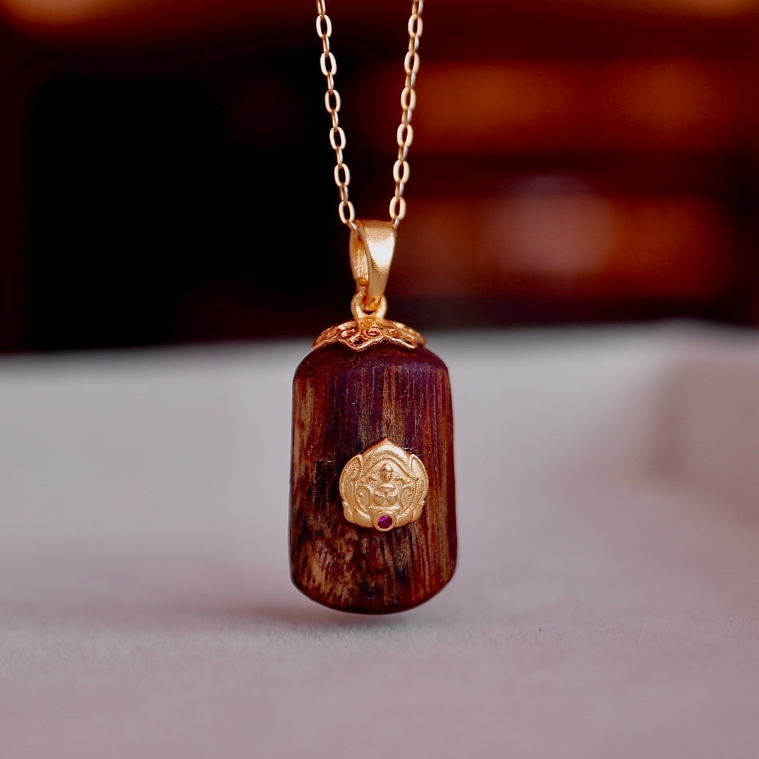 S925 silver natural agarwood pendant: Title: S925 silver natural agarwood pendant Description: This exquisite pendant is made from the heartwood of aged agarwood trees, emitting a rich aroma that subtly changes over time. Agarwood,