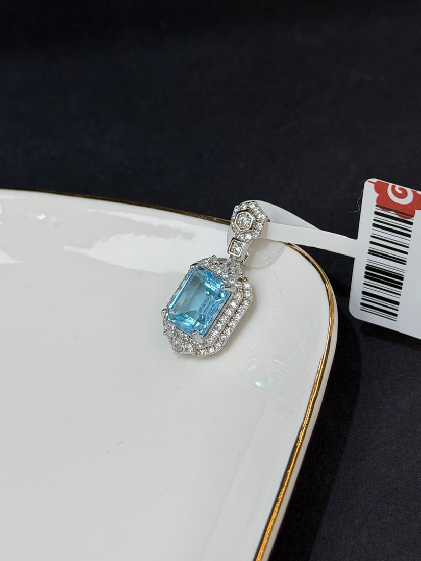 S925 silver natural topaz pendant: Title: S925 silver natural topaz pendant Description: This pendant features a natural topaz stone as the center, with a rectangular cut showcasing a clear and bright sea blue color. The step-cutting