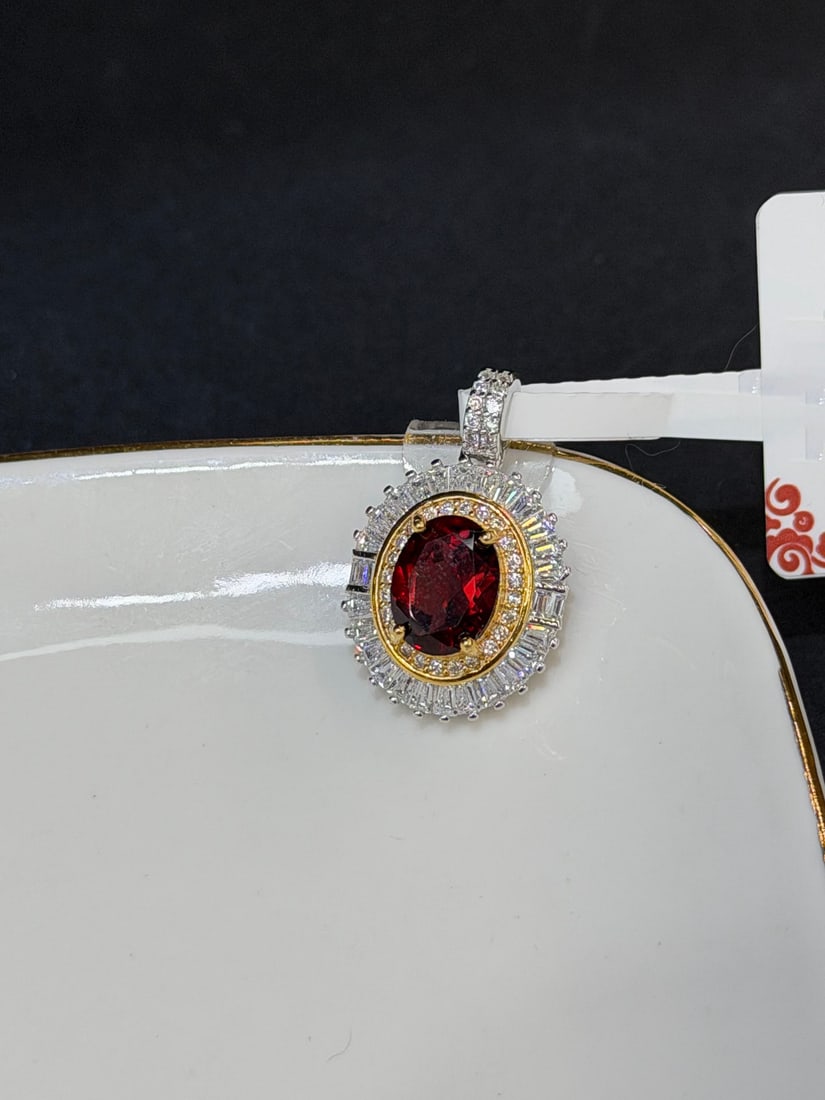 S925 silver natural garnet crystal pendant: Title: S925 silver natural garnet crystal pendant Description: This pendant features an oval natural red garnet crystal as the center, with a rich and full color, transparent crystal, and a cutting pr