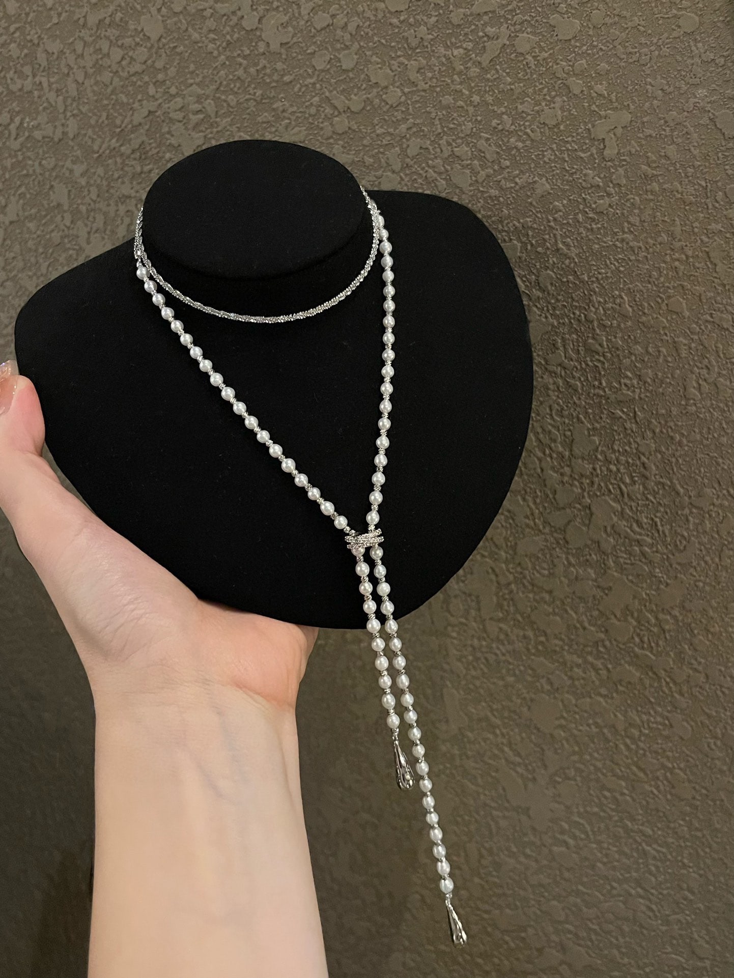 Natural pearl necklace: Title: Natural pearl necklace Description: This necklace showcases an exquisite design, cleverly combining the elements of a starlight chain with natural pearls to create a piece that is both