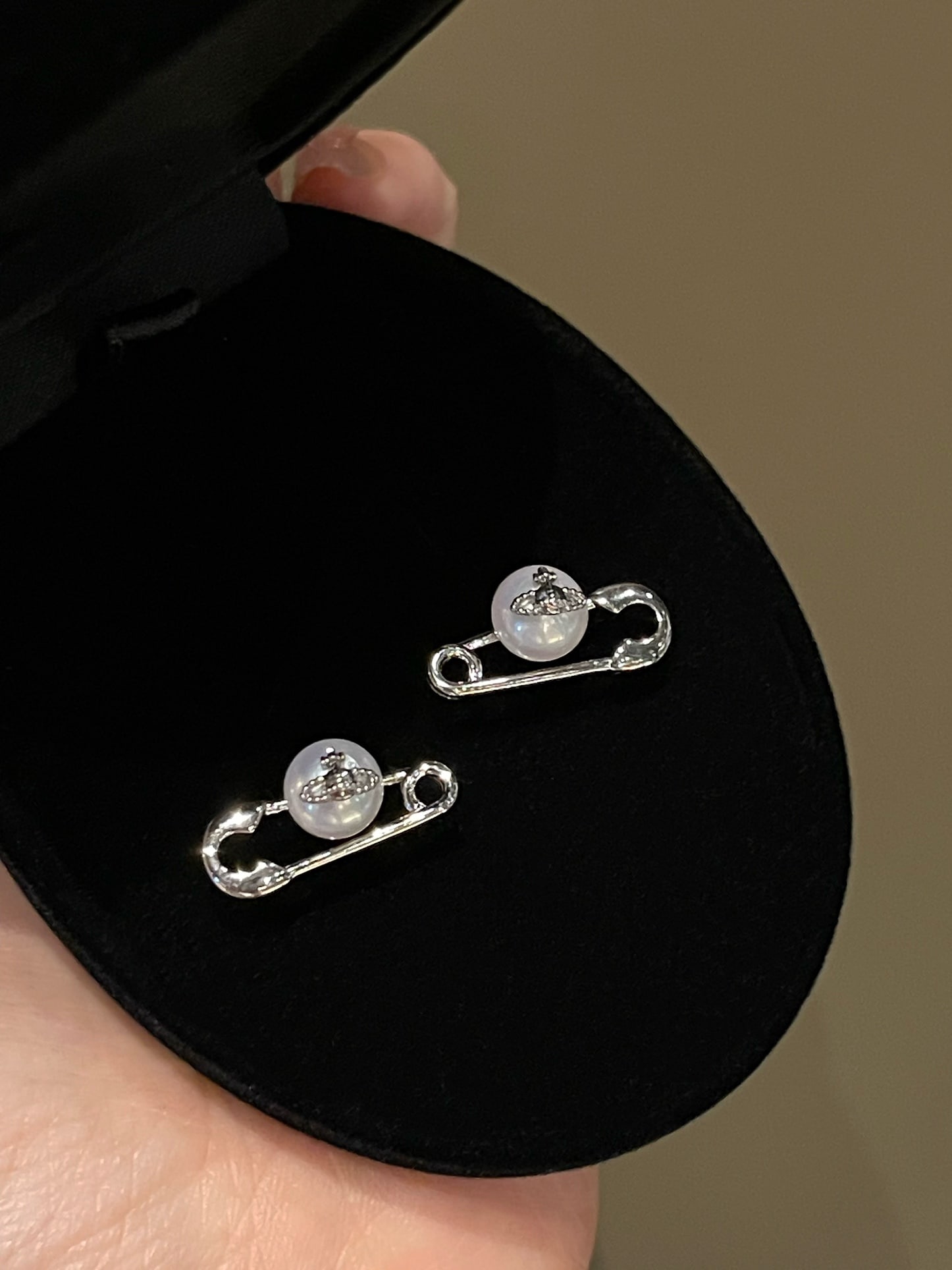 Natural freshwater pearl earrings: Title: Natural freshwater pearl earrings Description: These earrings are inspired by the ring design of Saturn, unique yet not exaggerated. The natural freshwater pearls have a diameter of approximate