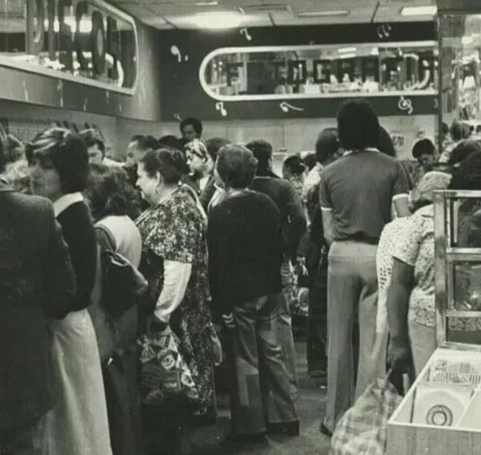 Photographs EDUARDO ESPINOZA, A shopping day in Mexico, 1970 Vintage - 5