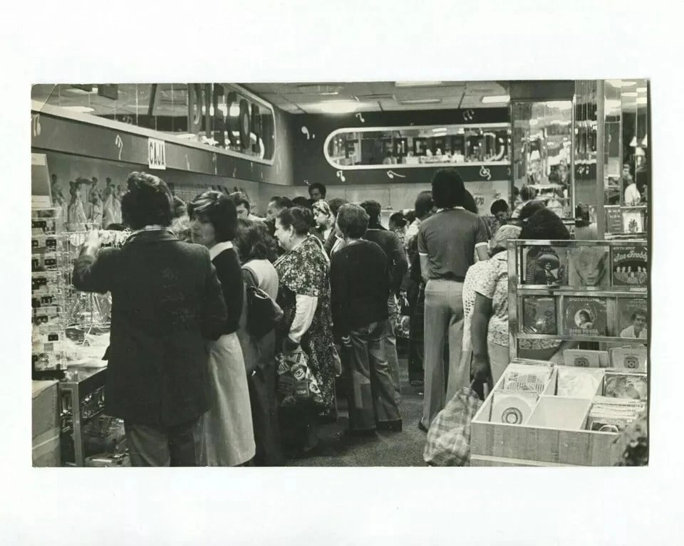 Photographs EDUARDO ESPINOZA, A shopping day in Mexico, 1970 Vintage - 6