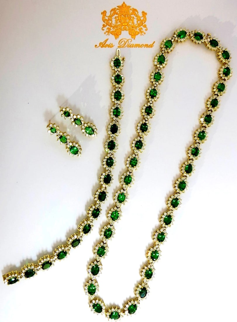 70ct Natural Tsavorites Necklace Earrings Bracelet Suite 18kt 10058 **: Title: 70ct Natural Tsavorites Necklace Earrings Bracelet Suite 18kt 10058 ** Description: MAGNIFICENT INVESTMENT JEWELS We have all been patient, but the time has come to buy the BEST. The Tsavorite