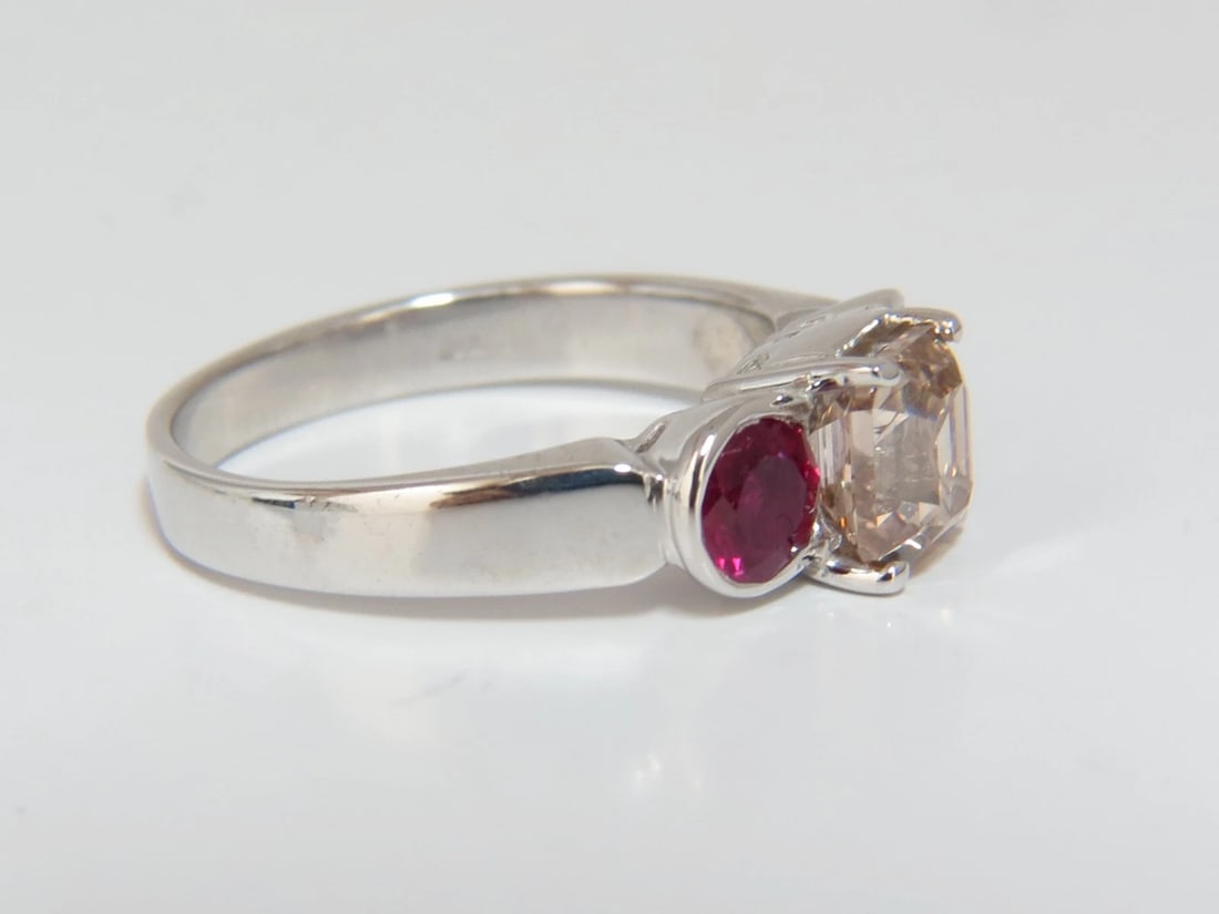 2.46CT Natural fancy color light brown diamond ruby ring 18kt. Three Stone+ - 4
