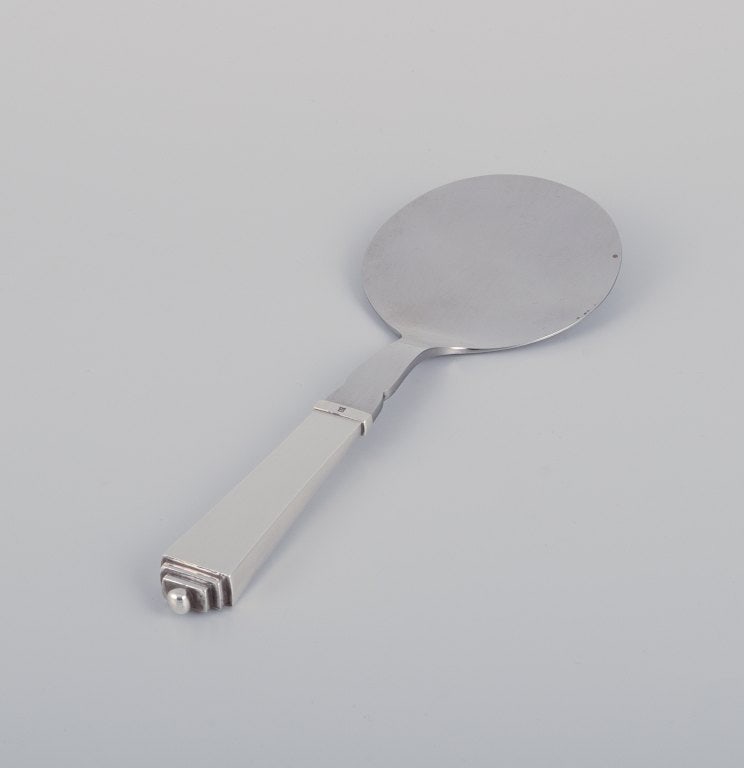 Georg Jensen Pyramid serving spade in sterling silver and stainless steel.: Title:Georg Jensen Pyramid serving spade in sterling silver and stainless steel.Description:Georg Jensen Pyramid serving spade in sterling silver and stainless steel. 1933-1944 hallmark. In excellent