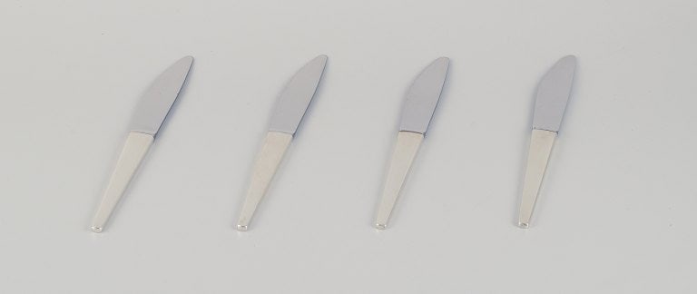 Henning Koppel for Georg Jensen. A set of four Caravel dinner knives in sterling silver with: Title:Henning Koppel for Georg Jensen. A set of four Caravel dinner knives in sterling silver with stainless steel blades.Description:Henning Koppel for Georg Jensen. A set of four Caravel dinner