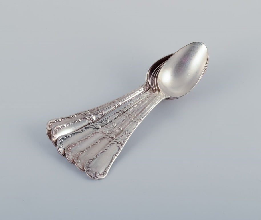 Christofle, France. A set of six dinner spoons in plated silver. Classic design with floral motifs. (1 of 9)