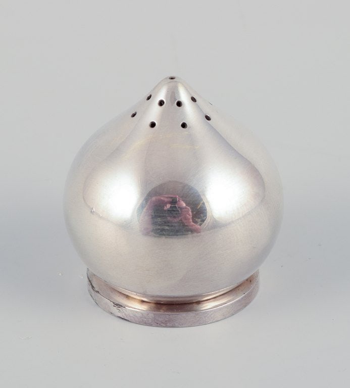 Aage Weimar, Danish silversmith. A pair of modernist salt and pepper shakers in sterling silver. - 2