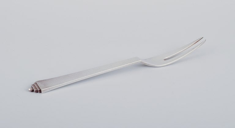 Georg Jensen Pyramid roast fork in sterling silver.: Title:Georg Jensen Pyramid roast fork in sterling silver.Description:Georg Jensen Pyramid roast fork in sterling silver. Hallmark: 1933-1944. In excellent condition. Dimensions: L 20.0 cm. Reserve: