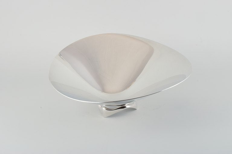Henning Koppel for Georg Jensen, colossal sterling silver bowl on three-legged foot. - 5
