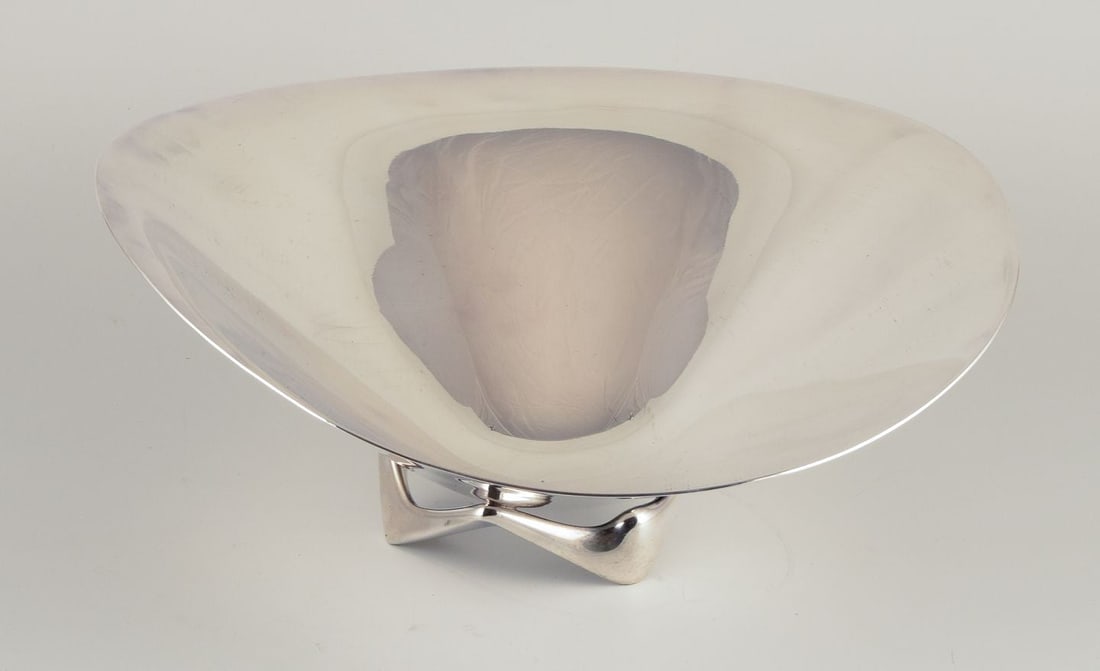 Henning Koppel for Georg Jensen. Colossal bowl in sterling silver on a three-legged base. Approx. - 3