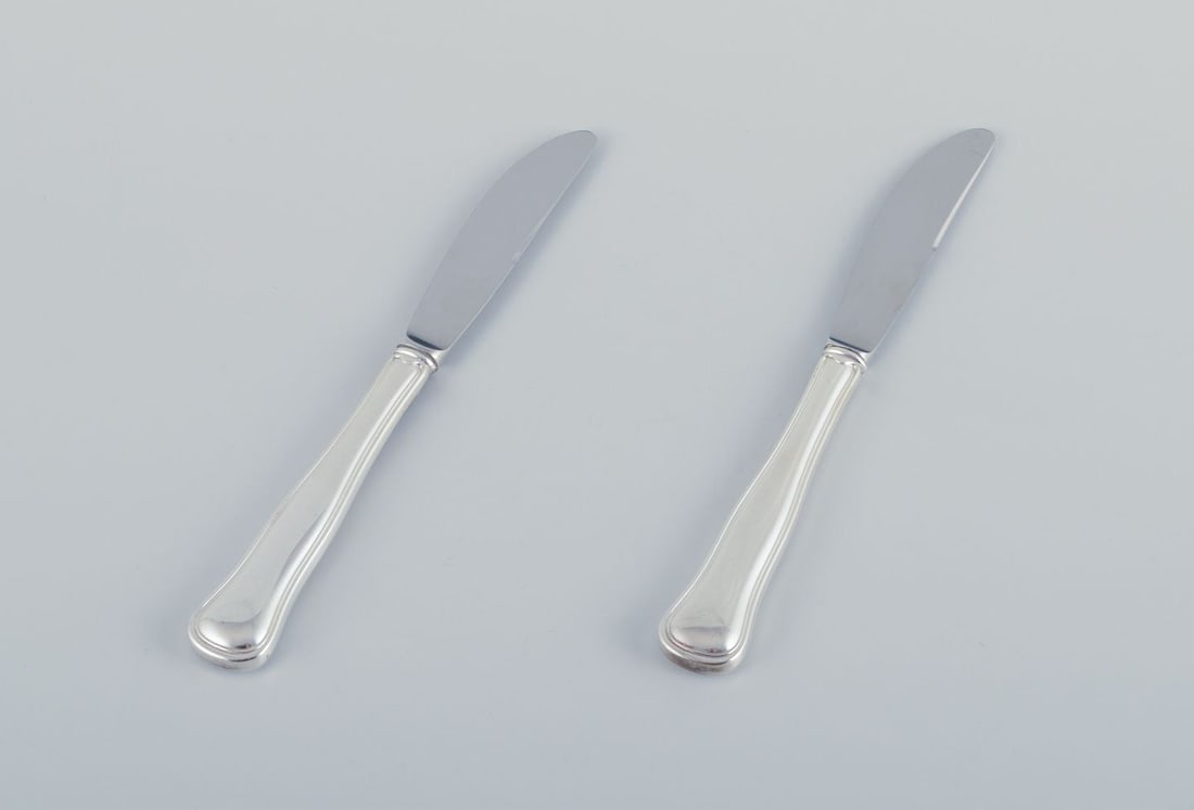 Cohr, Danish silversmith. "Old Danish". Two lunch knives in 830 silver. Stainless steel knife: Title:Cohr, Danish silversmith. "Old Danish". Two lunch knives in 830 silver. Stainless steel knife blades.Description:Cohr, Danish silversmith. "Old Danish". Two lunch knives in 830 silver.