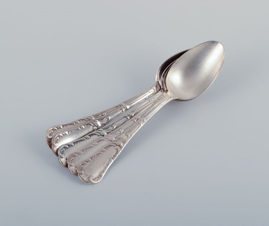 Christofle, France. A set of five dinner spoons in plated silver. Classic design with floral motifs. (1 of 9)